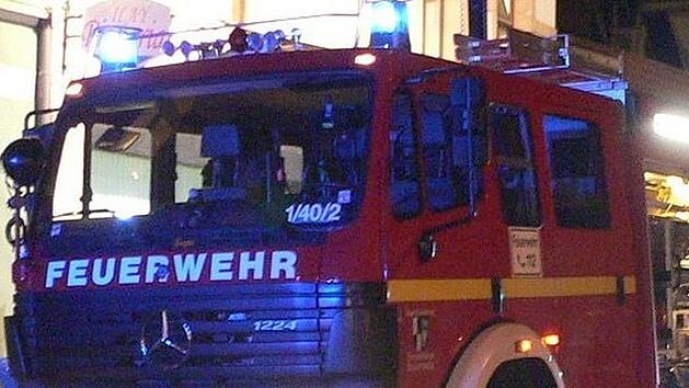 Unbekannte haben im ehemaligen Kinderheim in der Putzenreuthstraße in Marktredwitz ein Feuer gelegt. Die Polizei Hof sucht Zeugen. Symbolbild: FFW Kulmbach