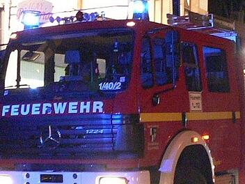 Unbekannte haben im ehemaligen Kinderheim in der Putzenreuthstraße in Marktredwitz ein Feuer gelegt. Die Polizei Hof sucht Zeugen. Symbolbild: FFW Kulmbach