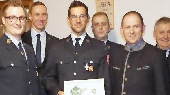 F&uuml;r 25-j&auml;hrige T&auml;tigkeit in der Feuerwehr wurde Jochen Rauscher (Vierter von links) geehrt. Es gratulierten (von links): Kreisbrandinspektor Stefan P&uuml;ls, Sebastian Hofmann, Bernd H&ouml;fer, Zweiter Kommandant Adrian Sollmann, Rainer Mattern, Kreisbrandrat Manfred Lorenz und Manfred Br&uuml;ckner.  Foto: Karin G&uuml;nther