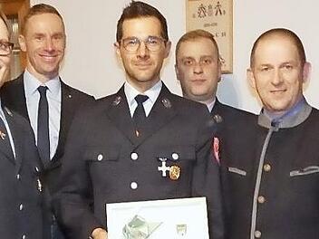 Für 25-jährige Tätigkeit in der Feuerwehr wurde Jochen Rauscher (Vierter von links) geehrt. Es gratulierten (von links): Kreisbrandinspektor Stefan Püls, Sebastian Hofmann, Bernd Höfer, Zweiter Kommandant Adrian Sollmann, Rainer Mattern, Kreisbrandrat Manfred Lorenz und Manfred Brückner.  Foto: Karin Günther