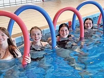 F&uuml;nf neue Schwimmrettungsassistentinnen freuen sich auf ihre zuk&uuml;nftigen Aufgaben.