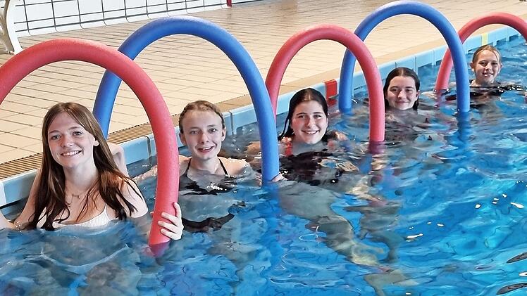 F&uuml;nf neue Schwimmrettungsassistentinnen freuen sich auf ihre zuk&uuml;nftigen Aufgaben.