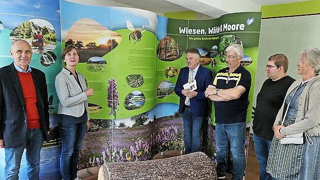 Gesch&auml;ftsf&uuml;hrerin Beate Singhartinger bei der Pr&auml;sentation der Ausstellung mit (von links) B&uuml;rgermeister Franz Uome, Landrat Klaus Peter S&ouml;llner, Kirchenpfleger Johannes Klier, Pfarrgemeinderatsvorsitzenden Thomas Beck und der Leiterin des Pilgerb...