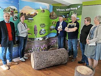 Gesch&auml;ftsf&uuml;hrerin Beate Singhartinger bei der Pr&auml;sentation der Ausstellung mit (von links) B&uuml;rgermeister Franz Uome, Landrat Klaus Peter S&ouml;llner, Kirchenpfleger Johannes Klier, Pfarrgemeinderatsvorsitzenden Thomas Beck und der Leiterin des Pilgerb...