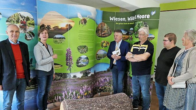 Gesch&auml;ftsf&uuml;hrerin Beate Singhartinger bei der Pr&auml;sentation der Ausstellung mit (von links) B&uuml;rgermeister Franz Uome, Landrat Klaus Peter S&ouml;llner, Kirchenpfleger Johannes Klier, Pfarrgemeinderatsvorsitzenden Thomas Beck und der Leiterin des Pilgerb...