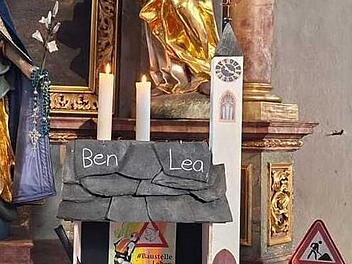 Dieses Modell der Kirche mit echtem Schieferdach haben die Eltern der Firmlinge gebaut.