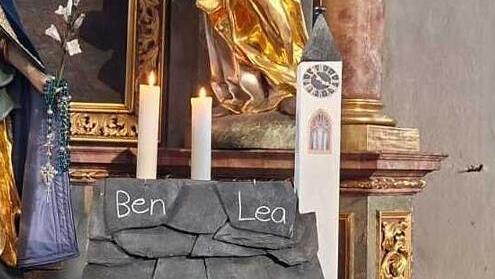 Dieses Modell der Kirche mit echtem Schieferdach haben die Eltern der Firmlinge gebaut.