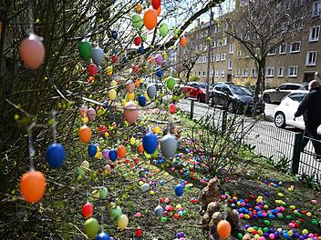 Vor Ostern in Berlin - Stra&szlig;e ist mit tausenden Eiern dekoriert