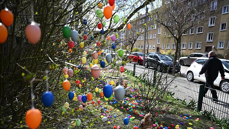 Vor Ostern in Berlin - Stra&szlig;e ist mit tausenden Eiern dekoriert