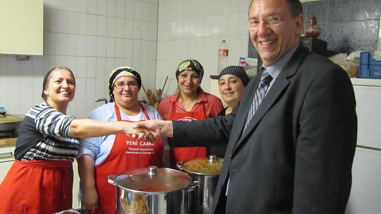 Bürgermeister Thomas Nowak begrüßt die Köchinnen. Foto: Hermann Fechter