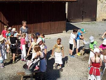 Zeitreise mit viel Wasser und viel Spaß: Bei strahlendem Sonnenschein waschen Schulkinder ganz wie "anno dazumal". Foto: privat