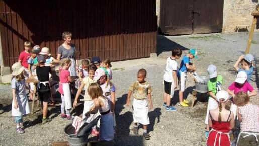 Zeitreise mit viel Wasser und viel Spaß: Bei strahlendem Sonnenschein waschen Schulkinder ganz wie "anno dazumal". Foto: privat