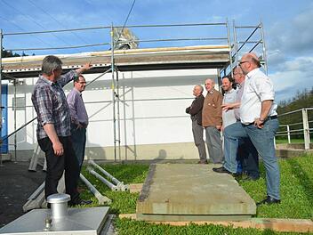Bauamtsleiter Jürgen Fenner (links) und Bürgermeister Egon Herrmann (rechts) informierten die Bauausschussmitglieder vor Ort über die Sanierung des Daches an der Wasseraufbereitungsanlage, die in Kürze zwei neue Filterkessel erhalten wird.  Foto: Karl-Heinz Hofmann