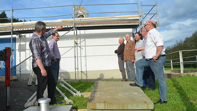 Bauamtsleiter Jürgen Fenner (links) und Bürgermeister Egon Herrmann (rechts) informierten die Bauausschussmitglieder vor Ort über die Sanierung des Daches an der Wasseraufbereitungsanlage, die in Kürze zwei neue Filterkessel erhalten wird.  Foto: Karl-Heinz Hofmann