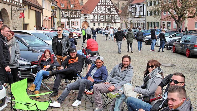 "Klikke" nennt sich diese Gruppe, die sich bei GTI-Treffen, aber auch in privatem Rahmen immer wieder trifft. Es gefällt den Mitgliedern, die sich hier auf dem Anger niedergelassen haben, in Münnerstadt ganz prima. Foto: Dieter Britz