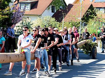 Die Kerwaburschen gönnten sich eine letzte Pause, bevor sie die 29 Meter lange Fichte wieder in die Senkrechte brachten. Foto: Johanna Blum