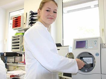 Die Laborauszubildende Nina Hähnlein bestimmt die Keimzahl bei einer Probe. Foto: Benedikt Borst
