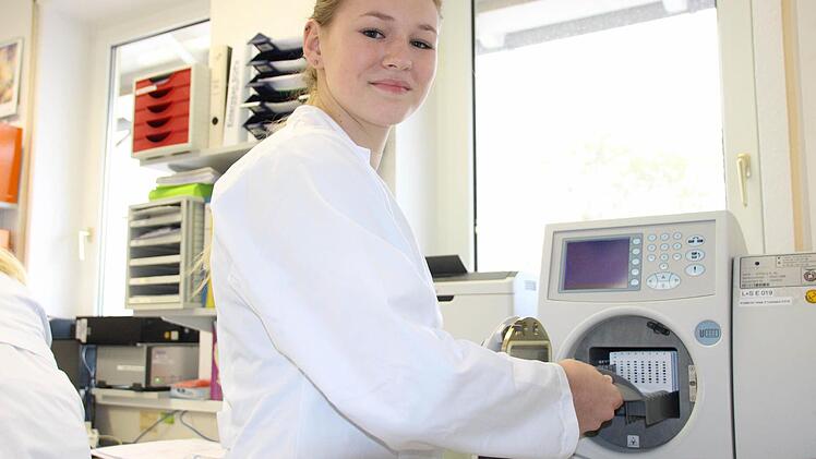 Die Laborauszubildende Nina Hähnlein bestimmt die Keimzahl bei einer Probe. Foto: Benedikt Borst