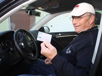 Günther Hahn darf wieder Auto fahren. Jetzt hat der Thurnauer seinen Führerschein zurückbekommen. Foto: Alexander Hartmann