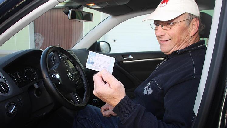 Günther Hahn darf wieder Auto fahren. Jetzt hat der Thurnauer seinen Führerschein zurückbekommen. Foto: Alexander Hartmann