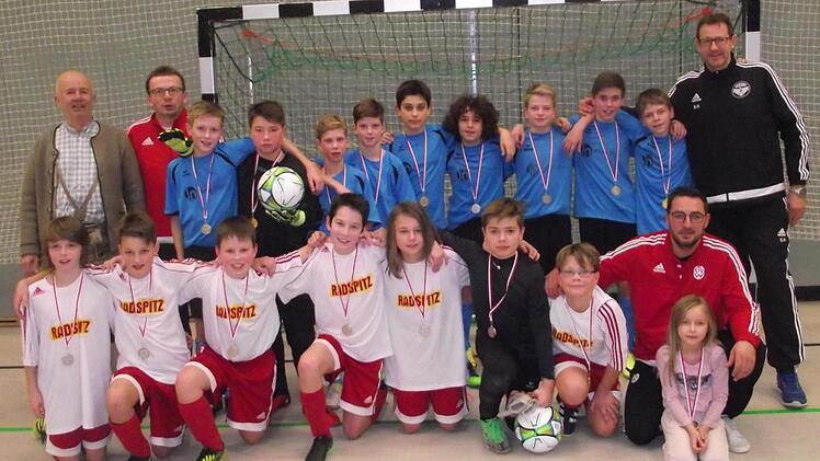 Die SG Steinberg-Neufang (stehend) mit Trainer Bernd Haderlein (rechts) hat das D-Junioren-Turnier in Weißenbrunn gewonnen. Zweiter wurde der TSV Weißenbrunn I (kniend) mit Betreuer Uwe Münzel (rechts). Die Siegerehrung nahmen (stehend, von links) TSV-Vorsitzender Friedrich Thaler und Turnierleiter Dietmar Bauer vor. Foto: Dieter Wolf