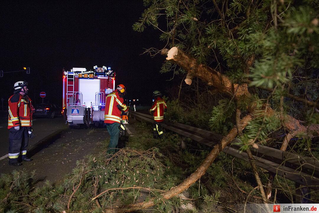Unwetter über Franken - Ausläufer von Orkantief Thomas deutlich zu spüren