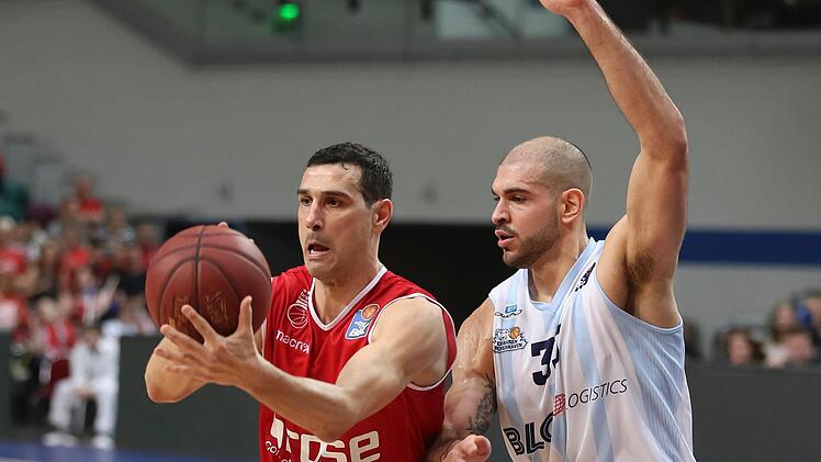 Nikos Zisis im Duell mit Carl Baptiste