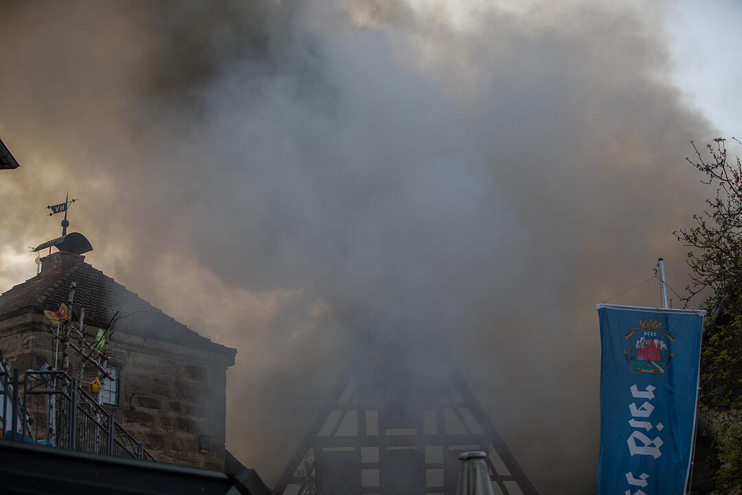 Historische Fachwerkhäuser in Spalt brennen aus - mehrere Verletzte