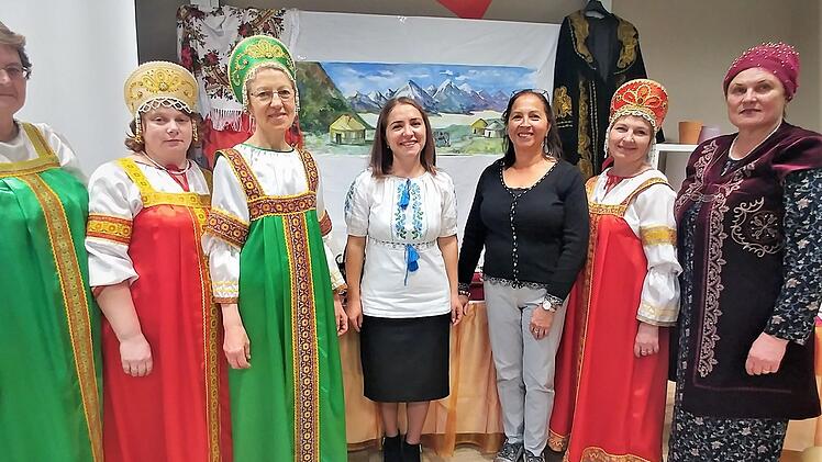 Tatjana Baranov (rechts) erzählte aus ihrer früheren Heimat Kirgisistan. Ana Maria Benevides Werner(3.v.rechts), die Vorsitzende des Integrationsbeirates, freute sich über die gelungene Veranstaltung. Foto: Karin Reinshagen