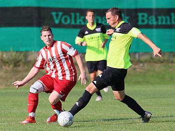Christopher Hümmer  (links) im Zweikampf mit dem Ebelsbacher Spielertrainer Harald Kaiser. Foto: Naumann