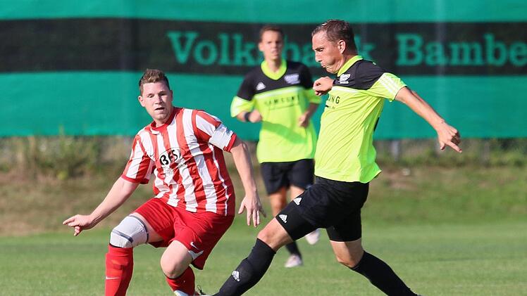 Christopher Hümmer  (links) im Zweikampf mit dem Ebelsbacher Spielertrainer Harald Kaiser. Foto: Naumann