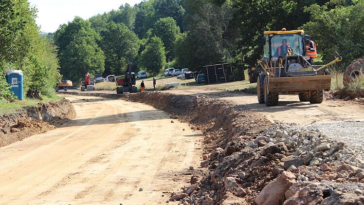 Links entsteht die neue Straße, während rechts die alte zurückgebaut wird. Foto: Julia Raab