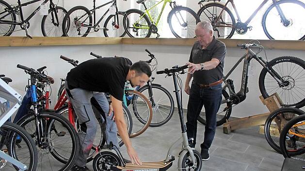 Manuel Heilmann zeigt Gerhard Schmidt, dass das Brett breit ist und mit Gumminoppen f&uuml;r einen sicheren Stand sorgt. Foto: Carmen Schwind
