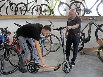 Manuel Heilmann zeigt Gerhard Schmidt, dass das Brett breit ist und mit Gumminoppen für einen sicheren Stand sorgt. Foto: Carmen Schwind