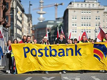 Verdi hat zum Warnstreik in den laufenden Tarifverhandlungen der Postbank aufgerufen. Symbolbild: Daniel Reinhardt/dpa