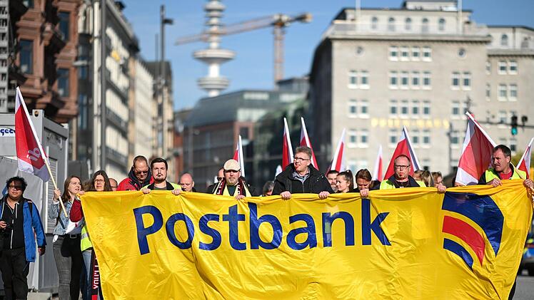 Verdi hat zum Warnstreik in den laufenden Tarifverhandlungen der Postbank aufgerufen. Symbolbild: Daniel Reinhardt/dpa