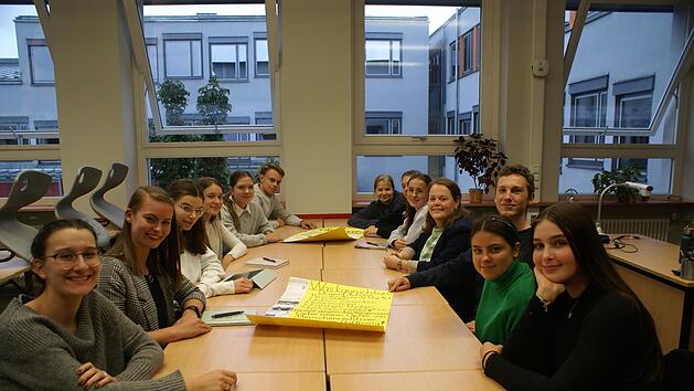 Eifrig sind die Sch&uuml;ler des P-Seminars mit ihrer Lehrerin Lisa  Menstell bei der Planung. Foto: Milena Meder