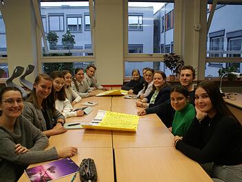 Eifrig sind die Schüler des P-Seminars mit ihrer Lehrerin Lisa  Menstell bei der Planung. Foto: Milena Meder