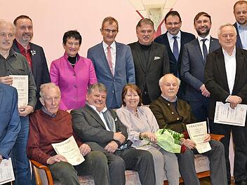 Beim Neujahrsempfang hat der TSV Presseck zahlreiche Mitglieder für 50- und 70-jährige Treue zum Verein und zum Bayerischen Landessportverband geehrt.