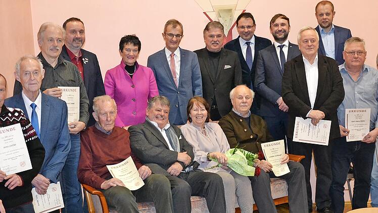 Beim Neujahrsempfang hat der TSV Presseck zahlreiche Mitglieder für 50- und 70-jährige Treue zum Verein und zum Bayerischen Landessportverband geehrt.