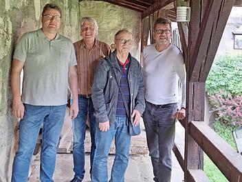 Beim Aufhängen der Messstation (v. l.): Roland Uch (Altenburgverein), Elmar Hollfelder (Bürgerverein Sand), Professor Thomas Foken und Heiko Küffner (BV Mitte)