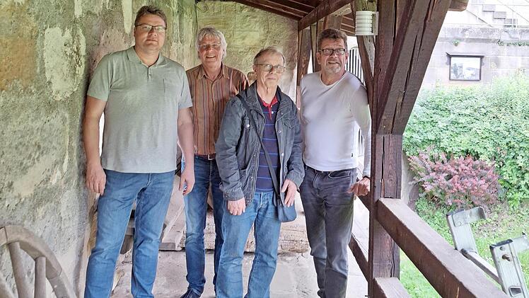 Beim Aufhängen der Messstation (v. l.): Roland Uch (Altenburgverein), Elmar Hollfelder (Bürgerverein Sand), Professor Thomas Foken und Heiko Küffner (BV Mitte)