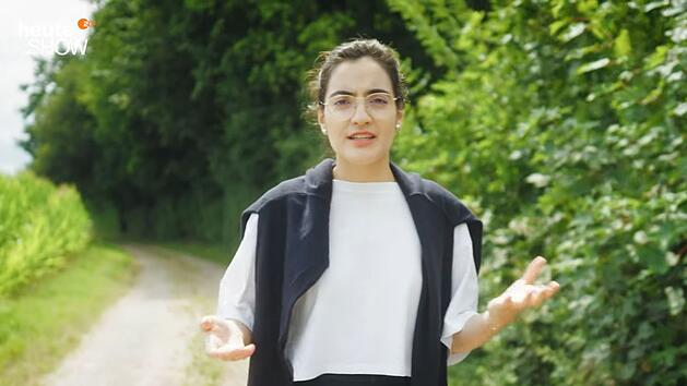 Die Kabarettistin Ana Lucía redet auf dem YouTube-Kanal der ZDF-"heute-show" darüber, "was uns CDU und CSU über Migration und Geflüchtete verschweigen".