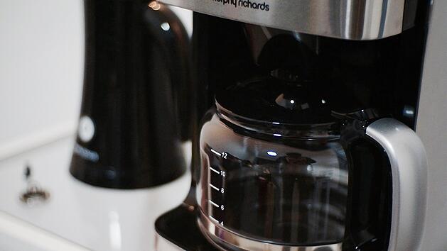 Würzburg: Kaffeemaschine setzt Küche in Flammen - Wohnung unbewohnbar