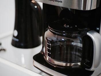 Würzburg: Kaffeemaschine setzt Küche in Flammen - Wohnung unbewohnbar