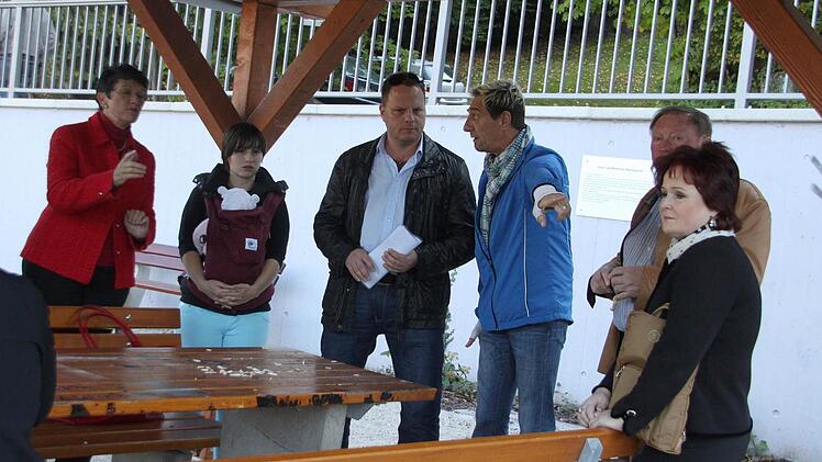 Stadträte der SPD diskutieren mit Anwohnern beim höher gelegenen Sitzplatz der Ruhezone, wo sich trinkfeste Jugendliche offenbar häufiger "die Kante geben".