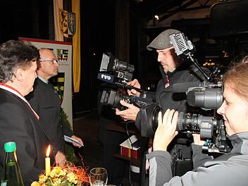 Im Scheinwerferlicht stand Dienstagabend Landrat Klaus Peter Söllner (links). Er erhielt von Bezirkstagspräsident Günther Denzler die Ehrenmedaille des Bezirks Oberfranken in Silber. Fotos: Jürgen Gärtner
