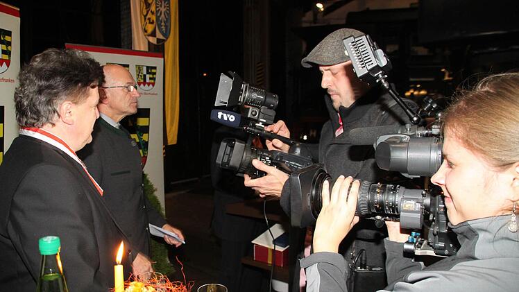 Im Scheinwerferlicht stand Dienstagabend Landrat Klaus Peter Söllner (links). Er erhielt von Bezirkstagspräsident Günther Denzler die Ehrenmedaille des Bezirks Oberfranken in Silber. Fotos: Jürgen Gärtner