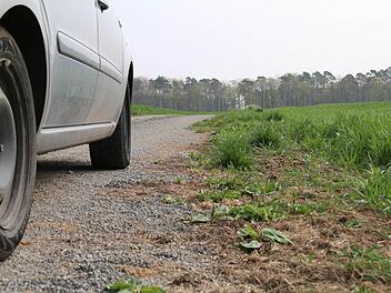 In Wartmannsroth gibt es noch Abstandsstreifen zwischen den Straßen und den Äckern. Foto: Gerd Schaar