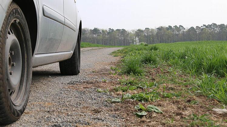 In Wartmannsroth gibt es noch Abstandsstreifen zwischen den Straßen und den Äckern. Foto: Gerd Schaar